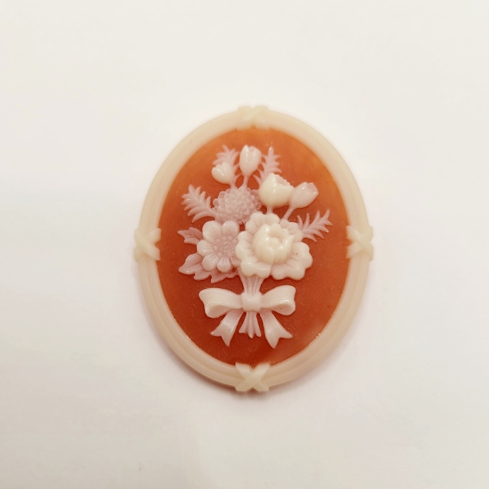 Signed Avon 1982 Cameo Silhouette Brooch